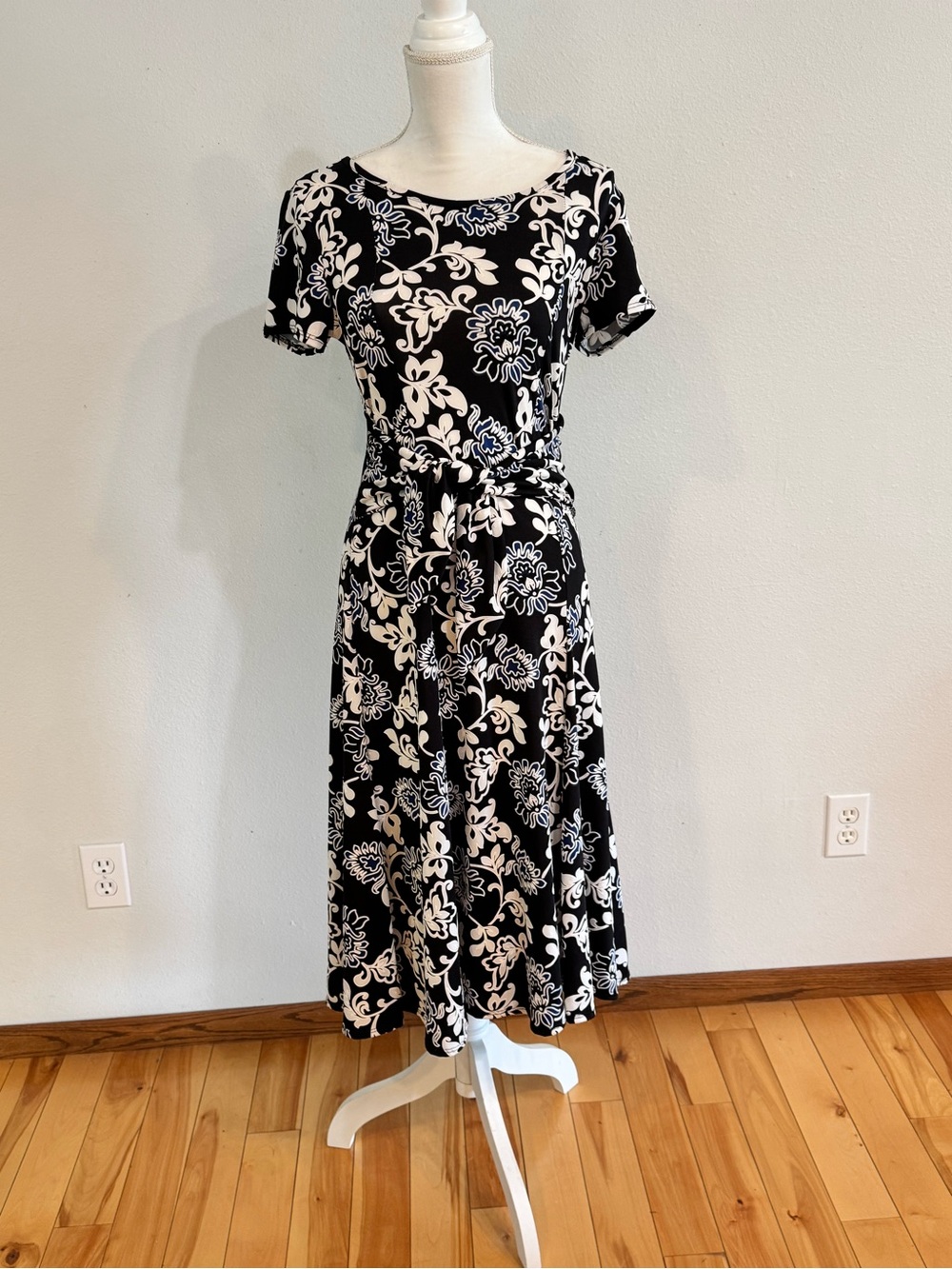 Tiffany & Grey Black White Blue Floral Fit & Flare Dress | Size Medium